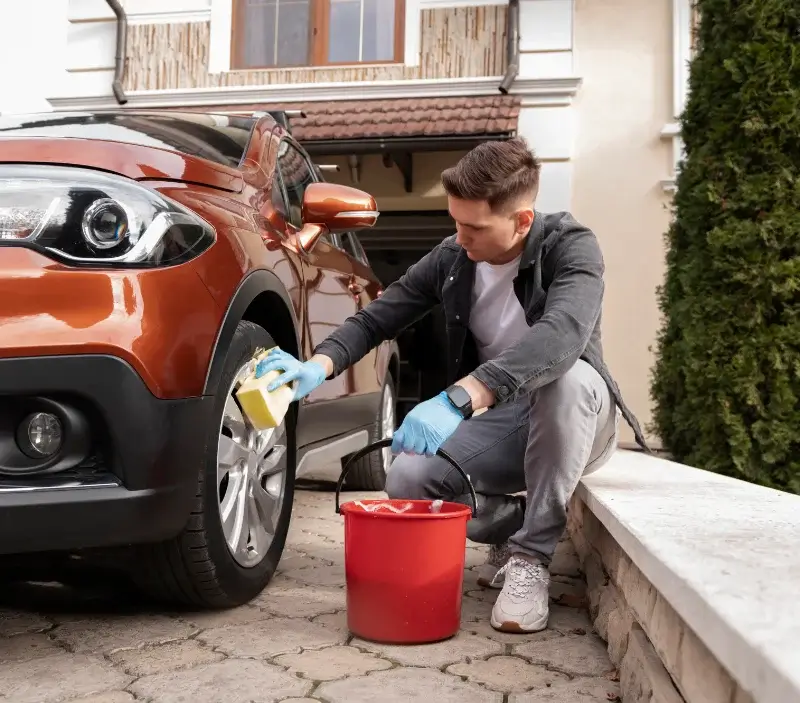 Lavage auto à domicile Virandeville : professionnel intervenant sur un véhicule